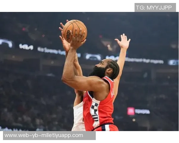 哈登半场表现低迷三分球失准球队外线哑火难以破局